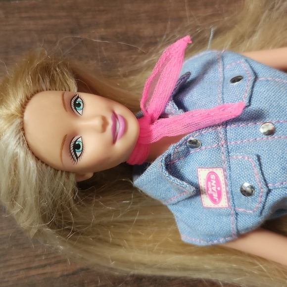 Flawed barbie in fashion avenue outfit - Picture 2 of 5